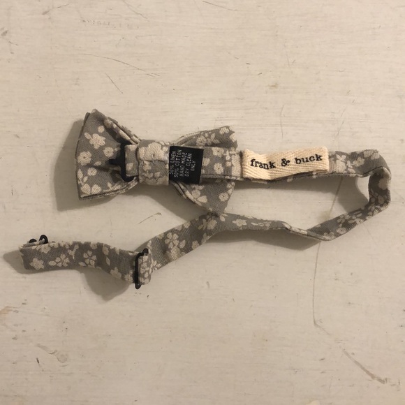 Frank & Buck Bow tie, Grey & Cream Floral Pattern - Picture 2 of 4